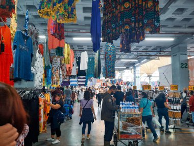 Kadıköy, İstanbul, Türkiye - 06.08.2021: Pek çok Türk vatandaşı açık hava pazarından giysi ve ev eşyaları alıyor ve koruyucu maskelerle dolaşıyor