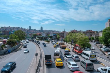 Beyoğlu, İstanbul, Türkiye - 05.17.2021: Güneşli bir günde Taksim ve Karaköy yolunda fotokopi çekilen trafik sıkışıklığı nedeniyle bir sürü araba sıkıştı