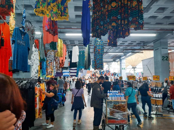 Kadıköy, İstanbul, Türkiye - 06.08.2021: Pek çok Türk vatandaşı açık hava pazarından giysi ve ev eşyaları alıyor ve koruyucu maskelerle dolaşıyor