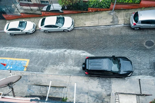 Beyoğlu, İstanbul, Türkiye - 06.23.2021: Şiddetli yağış altında yağmurlu yollarda sel basan sular ve Kasımpaşa 'da yaz mevsimi iklimi etrafında park edilmiş bir sürü araba ile yağmurlu caddelerin kuş bakışı görüntüsü