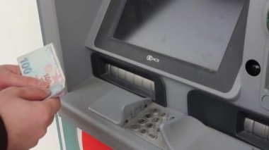 İstanbul, Türkiye - 06.19.2021: ATM 'den para çeken ve el para ekonomisi kavramlarında Türk Lirası' nın bir kısmını elinde tutan bir adama yakından bakmak