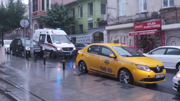 Beyoglu Istambul Turquia 2021 Movimento Pan Direito Uma Ambulância Oficial — Vídeo de Stock