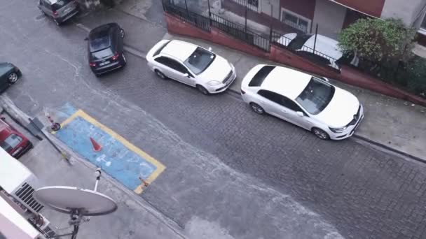 ビヨグル イスタンブール トルコ 2021 2台の車が大雨の下で通過しながら立ち往生し 大雨の下で水の洪水の動きカシパサ雨の天気コンセプト — ストック動画