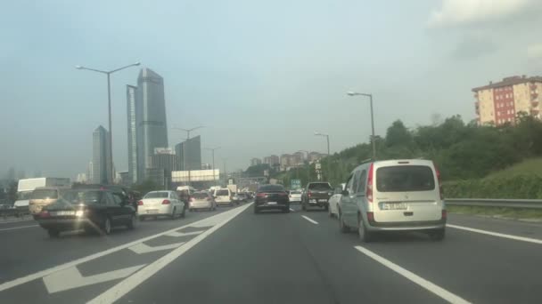 イスタンブール トルコ 2021 夏時間の雲のない日に混雑した高速道路でラッシュアワーと交通渋滞で移動しようとする車の膨大な数 — ストック動画