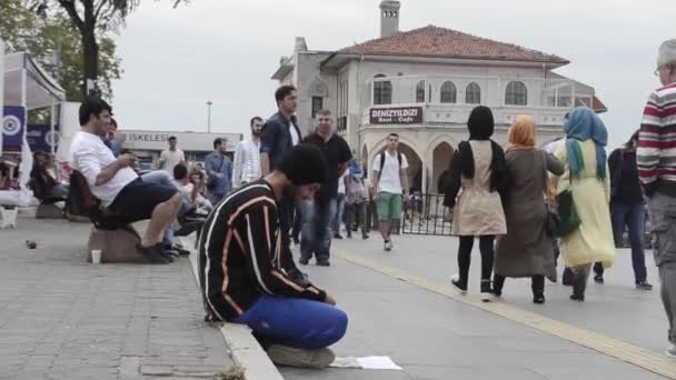 Kadikoy Istanbul Turkey 2014 Medium Shot Male Beggar Rusty Clothes — Stock Video