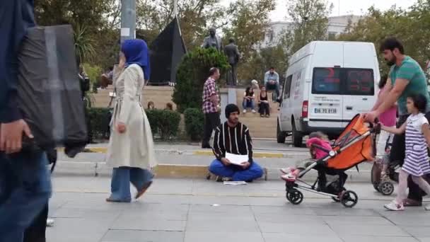 Kadikoy Istanbul Turkey 2014 Wide Shot Beggar Guy Rusty Clothes — Stock Video