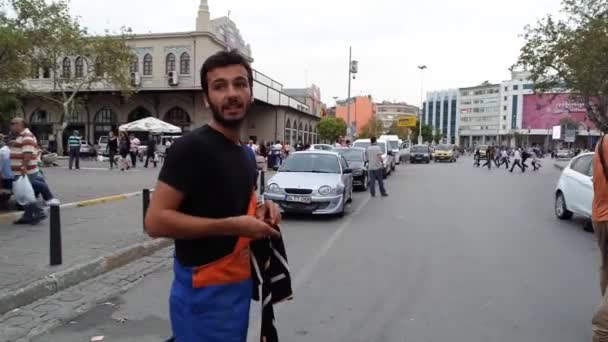 Kadikoy Istanbul Turkije 2014 Een Knappe Turkse Arbeider Die Met — Stockvideo