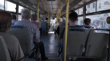 Eminonu, İstanbul, Türkiye - 07.05.2021: İçinde maske takan bazı yolcular ve koltuklarda oturan ve seyahat ulaşım kavramları olan bir belediye otobüsünün iç görünümü 