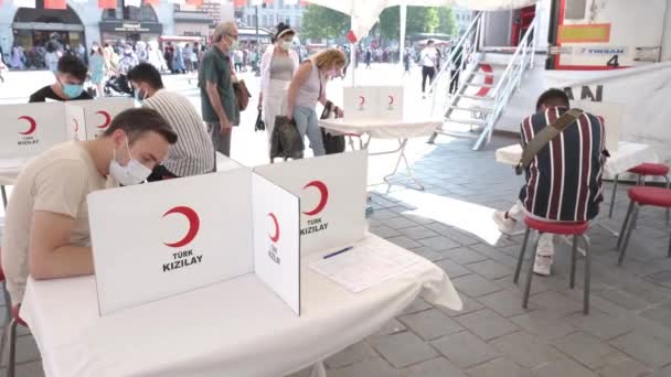Eminonu Istanbul Turkey 2021 Lot Blood Donation Volunteers Signs Checklist — Stock Video