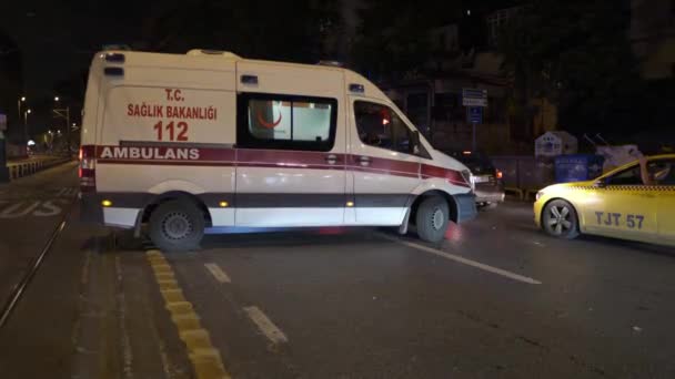 Beyoglu Estambul Turquía 2021 Una Ambulancia Hospitalaria Estatal Del Ministerio — Vídeos de Stock