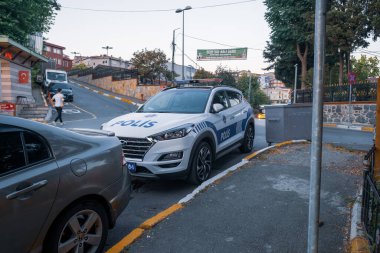 Beyoğlu, İstanbul, Türkiye - 06.27.2021: Yaz mevsiminde polis karakolu yakınına park edilmiş modern bir Türk polis arabası
