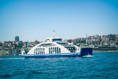 Kadıköy, İstanbul, Türkiye - 06.10.2021: Marmara Denizi ve kentinde hareket eden araç ve araçları taşıyan mavi beyaz feribotun geniş açılı görünümü, fotokopi uzay taşımacılığı ile açık havada görünmektedir.