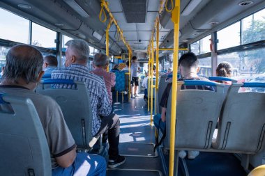 Eminonu, İstanbul, Türkiye - 07.05.2021: içinde maske takan ve koltuklarda oturan farklı insanlar ve seyahat taşımacılığı kavramları olan bir belediye otobüsünün iç görünümü