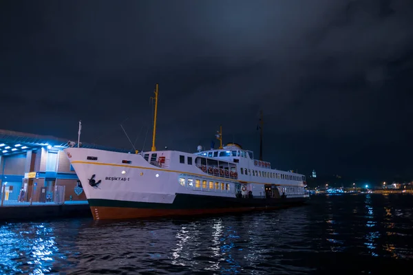 Beyoğlu, İstanbul, Türkiye - 07.07.2021: İstanbul yolcu gemisi gece saatlerinde Karaköy rıhtımına park etti ve taşımacılık seferi şehir ışıkları kavramlarına geçmeden önce insanları bekledi