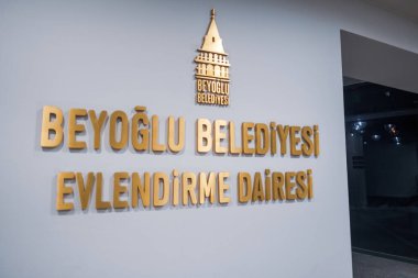 Beyoğlu, İstanbul, Türkiye - 07.14.2021: Beyoğlu Belediyesi Evlilik Kayıt Bürosu kapı ve logosu Kasımpaşa bölgesine gelin ve damadın evlenmesi için giriş belgeleri