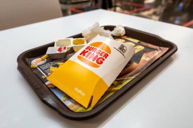 Sisli, İstanbul, Türkiye - 07.13.2021: Burger King 'in büyük tavuk kraliyet menüsünü kapatın ve alışveriş merkezinin içindeki restoranlardan fast food siparişleri için beyaz bir masaya patates cipsi koyun.