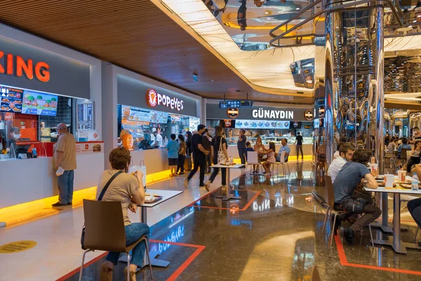 Sisli, İstanbul, Türkiye - 07.13.2021: Popeyes Gunaydin 'in yemek kuyruğunda oturan ve Zorlu Center' ın içindeki alışveriş merkezindeki fast food markalarını yemek için bekleyen çok sayıda kostüm