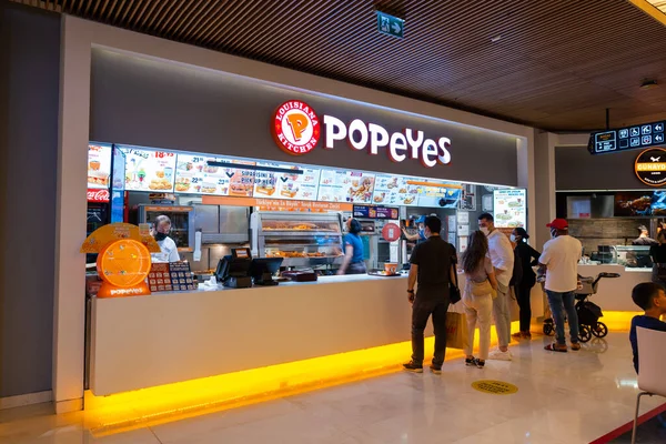 Sisli, İstanbul, Türkiye - 07.13.2021: bazı Temel Reis müşterileri ayakta ve alışveriş merkezi Zorlu Center iç manzarasındaki bayilik restoranları önünde fast food siparişleri için sırada bekliyorlar