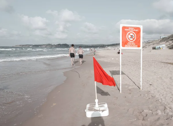 土耳其伊斯坦布尔Sariyer 2021 红色警告旗 上面写着夏季在Kilyos海滩禁止和危险的低饱和度水域游泳以防止救生员的出现 — 图库照片