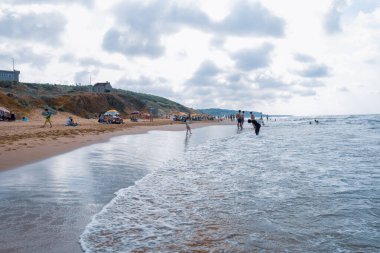 Sariyer, İstanbul, Türkiye - 07.14.2021: Bazı Türkler tatil tatili için güneşli bir yaz gününde Kilyos sahilinde dinlenirken ayakta yüzerek eğleniyorlar