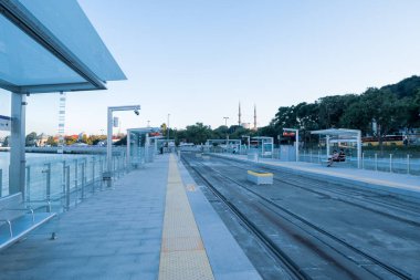 Eyup, İstanbul, Türkiye - 07.20.2021: Halibeyköy metro hattı Eyupsultan teleferik tramvay istasyonunun Haliç kıyı şeridinde demiryolu tramvayı deniz manzarası için açık hava