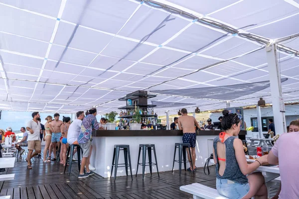 Sariyer, İstanbul, Türkiye - 07.17.2021: Kilyos 'taki Burc Sahili' nin önünde yaz tatilinde dinlenmek için içki ve fast food alan ve sırada bekleyen insanlar