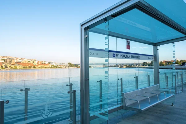 Eyup, İstanbul, Türkiye - 07.20.2021: Halibeyköy metro hattı yakınlarındaki Eyupsultan teleferik istasyonunda tramvay durağı.