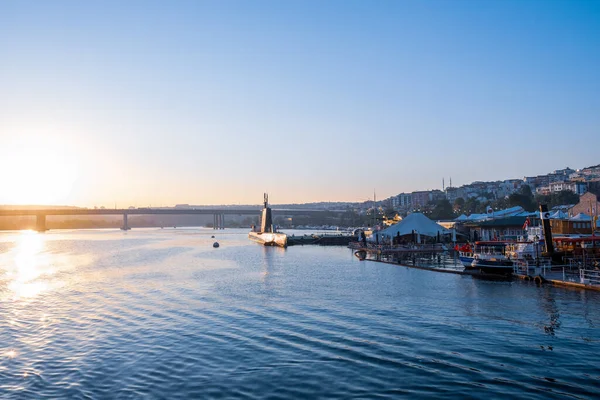 İstanbul, Türkiye - 07.20.2021: Marmara donanmasından bir saldırı denizaltısı ve Türk bayrakları yaz mevsiminde askeri araç savunma kavramı için Kök Askeri Müzesi 'nin liman bölgesine park edildi