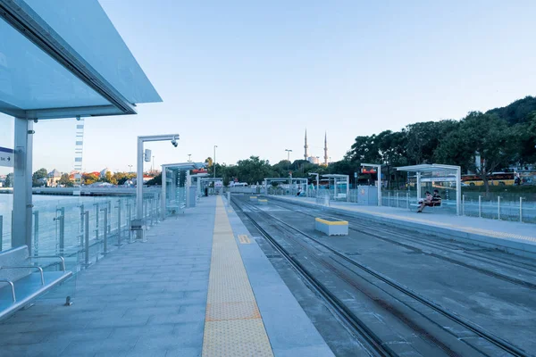 Eyup, İstanbul, Türkiye - 07.20.2021: Halibeyköy metro hattı Eyupsultan teleferik tramvay istasyonunun Haliç kıyı şeridinde demiryolu tramvayı deniz manzarası için açık hava