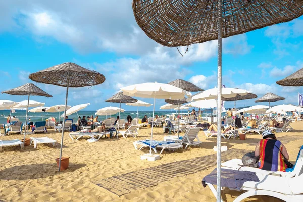 土耳其伊斯坦布尔Sariyer 2021 Kilyos海滩和沿海地区阳光普照 夏季有几个人躺在稻草遮阳伞下晒日光浴 — 图库照片