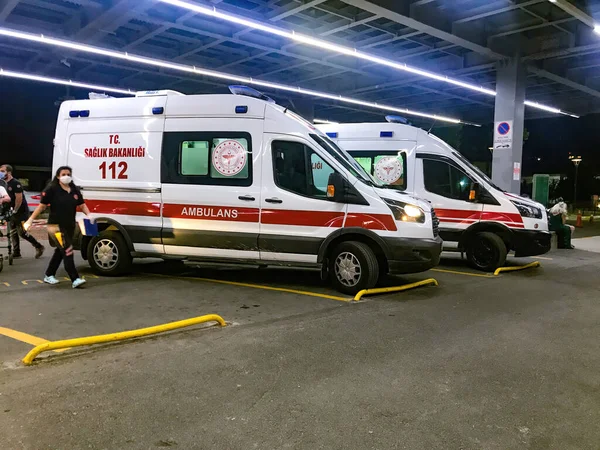 Kartal Istanbul Turecko 2021 Státní Nemocniční Personál Službě Před Ambulancemi — Stock fotografie