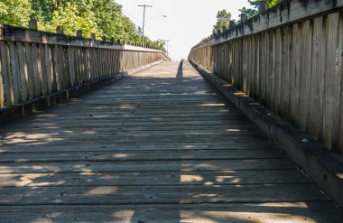 Ahşap yükseltilmiş geçit