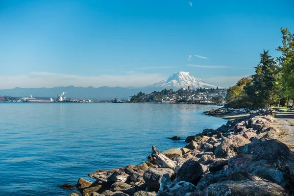 Mount Rainier Ruston üzerinden — Stok fotoğraf