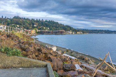 Batı Seattle, Washington 'daki Puget Sound' un üzerinde bir bulut denizi asılı..