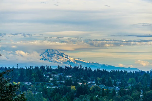 雲はワシントン州のレイニア山を覆っている — ストック写真