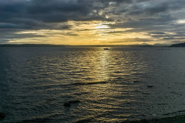 Nubes Cuelgan Sobre Sol Poniente West Seattle Washington —  Fotos de Stock