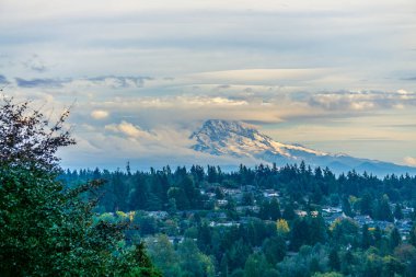 Washington 'da bulutlar Rainier Dağı' nı kaplıyor..