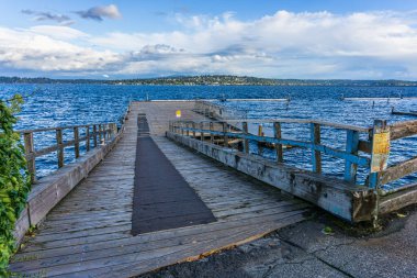 Seattle, Washington yakınlarındaki Leschi iskelesinde..
