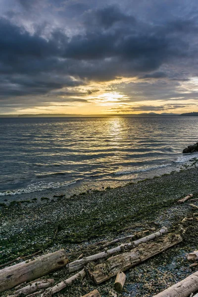 Batan Güneşin Üzerinde Bulutlar Asılı Batı Seattle Washington — Stok fotoğraf