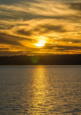 Güneş Burien, Washington 'daki Puget Sound' da batıyor..