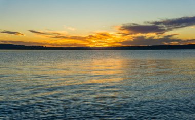 Güneş Burien, Washington 'daki Puget Sound' da batıyor..