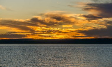 Güneş Burien, Washington 'daki Puget Sound' da batıyor..