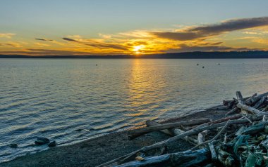 Güneş Burien, Washington 'daki Puget Sound' da batıyor..