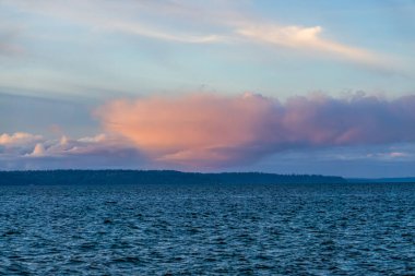 Washington 'daki Puget Sound' un üzerinde pembe bulutlar uçuşuyor..