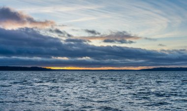 Washington 'daki Puget Sound üzerinde kara akşam bulutları.