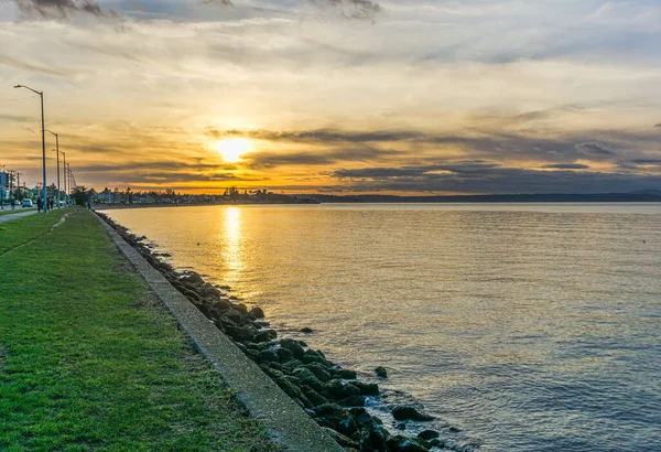 Słońce Tonie Kierunku Horyzontu Plaży Alki Zachodnim Seattle Waszyngton — Zdjęcie stockowe