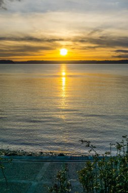 Batı Seattle, Washington 'da güneş ufka doğru batıyor..