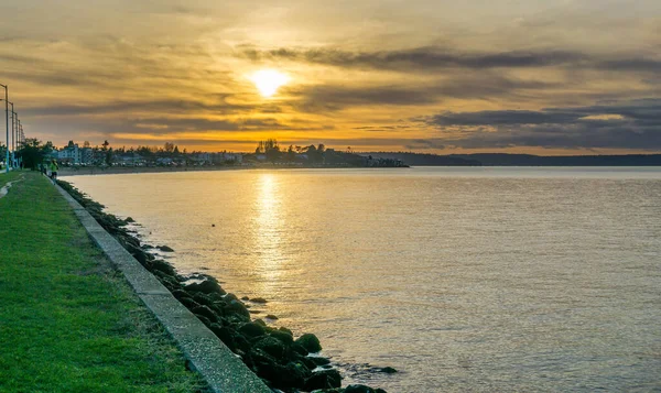 Słońce Tonie Kierunku Horyzontu Plaży Alki Zachodnim Seattle Waszyngton — Zdjęcie stockowe