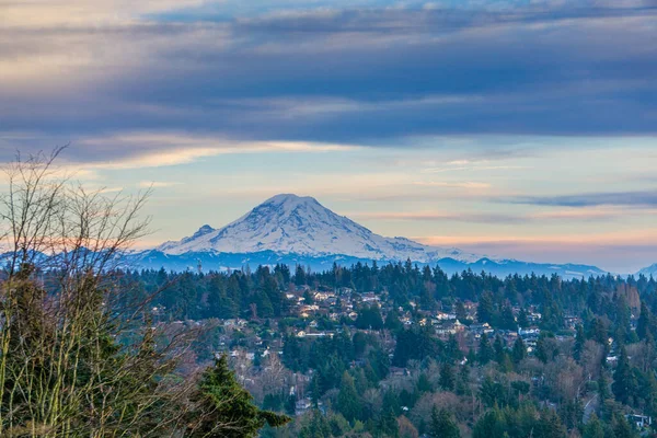 Ein Blick Auf Den Mount Rainier Mit Wolken Darüber — Stockfoto