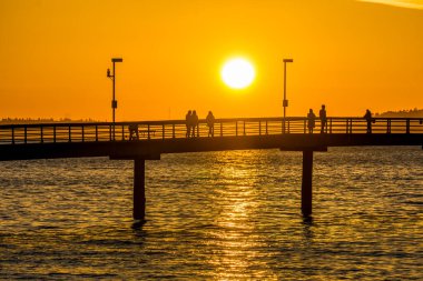 Gökyüzü, Des Moines, Washington 'daki iskelede altın değerinde..
